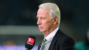 Rainer Bonhof, Vizepräsident von Borussia Mönchengladbach, bei einem Interview am 5. Dezember 2021 im Borussia-Park. Bonhof spricht in ein Mikrofon.