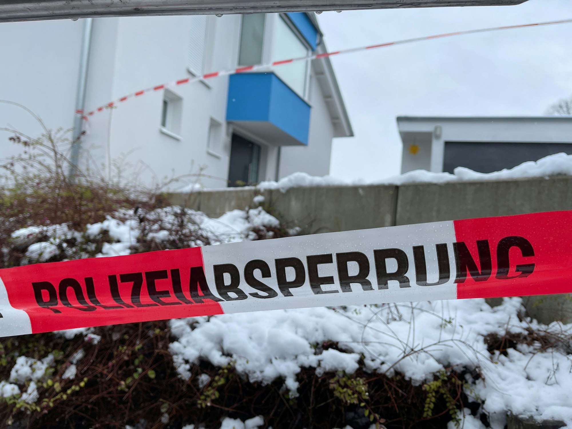 Absperrband der Polizei ist vor einem Einfamilienhaus gespannt. Nachbarn hörten Hilferufe und alarmierten die Polizei. In einem Keller in Mistelbach wurde am Sonntag (9. Januar 2022) ein lebloses Paar mit Stichverletzungen gefunden.