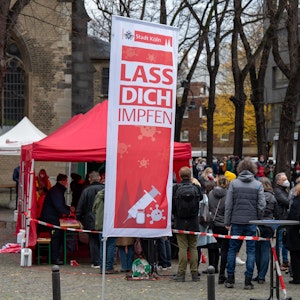 Köln: Menschenschlange bei einer Impfaktion auf dem Severinskirchplatz. Viele Menschen möchten eine Booster-Impfung bekommen.