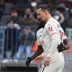 Zlatan Ibrahimovic trifft gegen Venedig und feiert.
