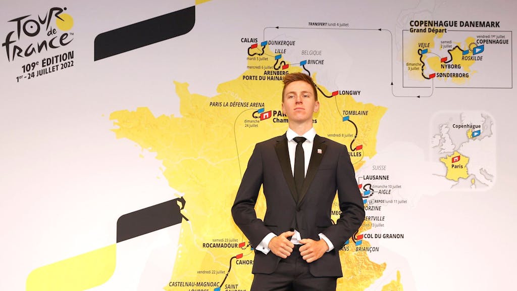 Tadej Pogacar vor einem Plakat mit der neuen Route der Tour de France 2022 in Paris.&nbsp;