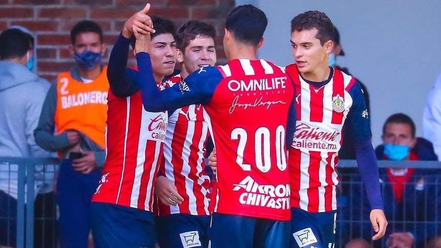 Die U20-Abteilung von Deportivo Guadalajara bejubelt ein Tor gegen Mazatlán FC.