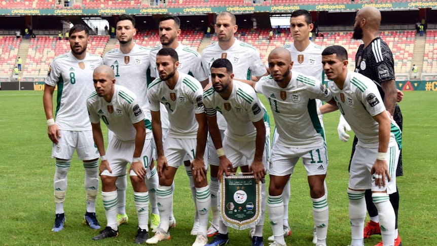 Gladbach-Verteidiger Ramy Bensebaini (2.v.o.l.) hat mit Algerien zum Auftakt des Afrika-Cups am Dienstag (11. Januar 2022) ein torloses Remis gegen Sierra Leone erlebt. Bensebaini hat sich mit seinen Kollegen zum Mannschaftsfoto aufgestellt.