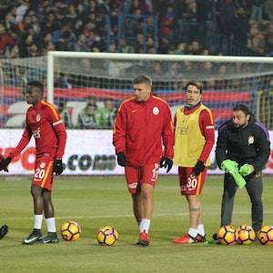 Lukas Podolski und Ahmet Calik beim Warmmachen.