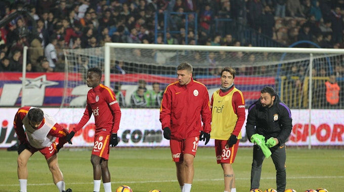 Lukas Podolski und Ahmet Calik beim Warmmachen.
