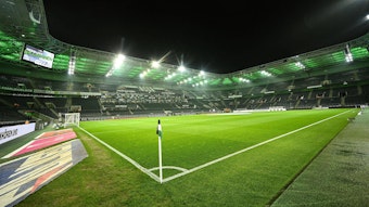 Der Borussia-Park in Mönchengladbach. Dieses Bild zeigt das Stadion der Fohlen-Elf am 15. Dezember 2021. Die leere Arena ist beleuchtet, das Flutlicht strahlt.