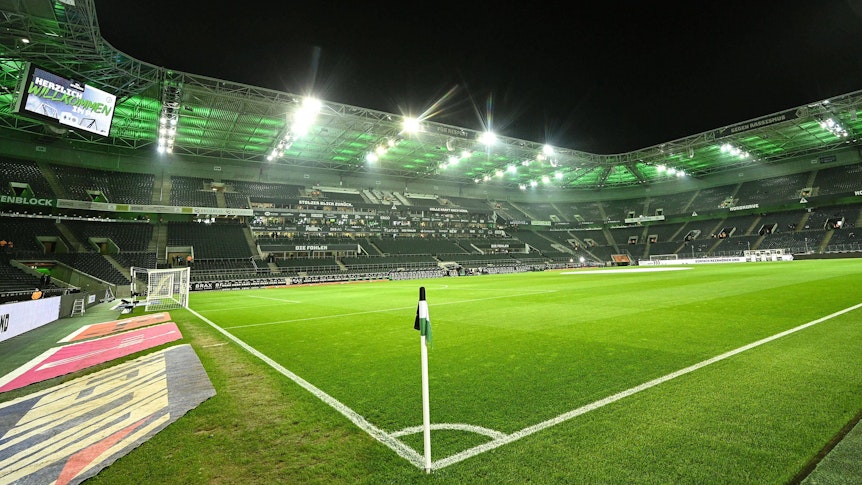 Der Borussia-Park in Mönchengladbach. Dieses Bild zeigt das Stadion der Fohlen-Elf am 15. Dezember 2021. Die leere Arena ist beleuchtet, das Flutlicht strahlt.
