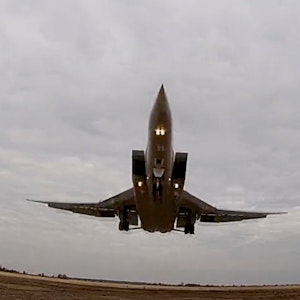 Das Archivbild, veröffentlicht am 10. November 2021 vom russischen Verteidigungsministerium, zeigt einen Langstreckenbomber vom Typ Tu-22M3. Laut Medienberichten verlegt Russland Kampfhubschrauber - und jets an die ukrainische Grenze.