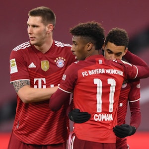Jamal Musiala, Niklas Süle und Kingsley Coman vom FC Bayern feiern ein Tor.