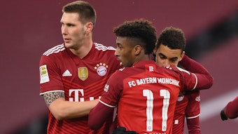 Jamal Musiala, Niklas Süle und Kingsley Coman vom FC Bayern feiern ein Tor.