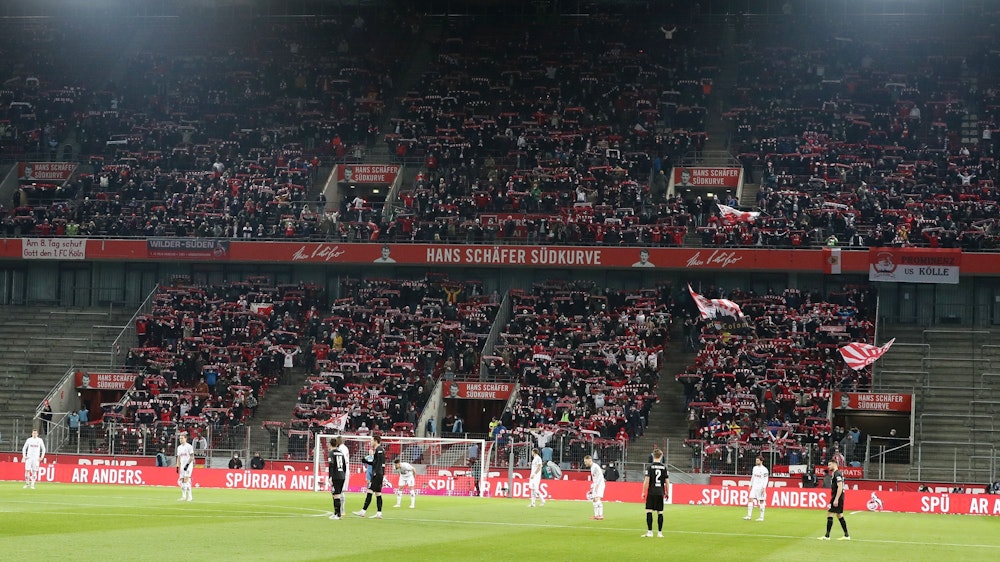 Fans des 1. FC Köln im Rhein-Energie-Stadion.