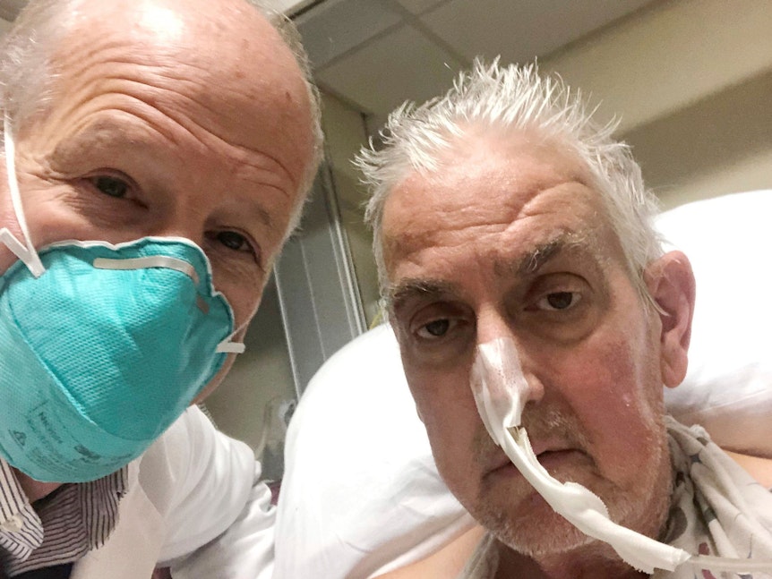 Dr. Bartley Griffith macht ein Selfie mit dem Patienten David Bennett in Baltimore im Januar 2022.