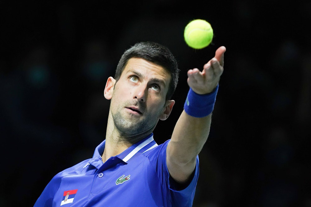 Novak Djokovic wirft den Ball zum Aufschlag in die Luft.