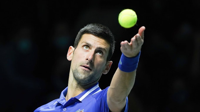 Novak Djokovic wirft den Ball zum Aufschlag in die Luft.