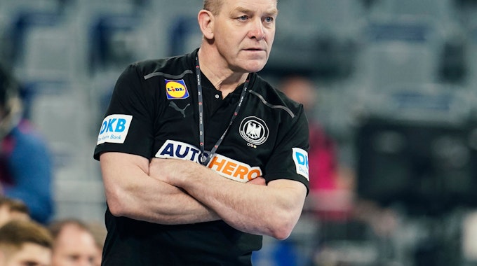 Alfred Gislason, Trainer der deutschen Handballnationalmannschaft, steht am Spielfeldrand.