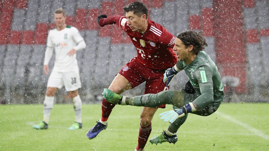 Borussia-Mönchengladbach-Torhüter Yann Sommer (r.) im Zweikampf mit Robert Lewandowski (M.9, Stürmer von Bayern München, während des Bundesliga-Duells am 7. Januar 2022 in der Allianz-Arena. Sommer schreibt und fällt zu Boden.