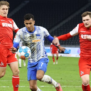 Luca Kilian und Timo Hübers verteidigen für den 1. FC Köln gegen Hertha BSC.