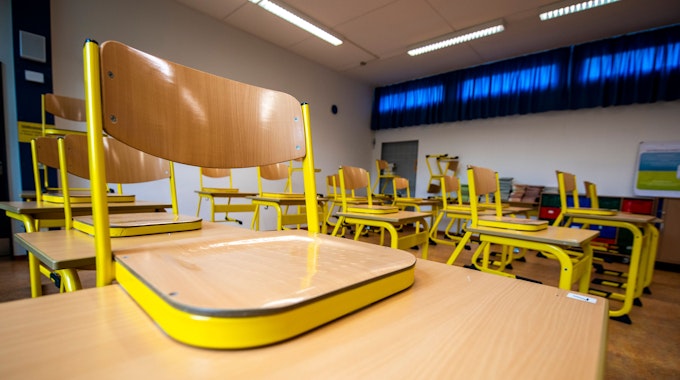 Stühle wurden in einem leeren Klassenraum in der Freiherr-vom-Stein-Schule in Gütersloh auf die Tische gestellt.