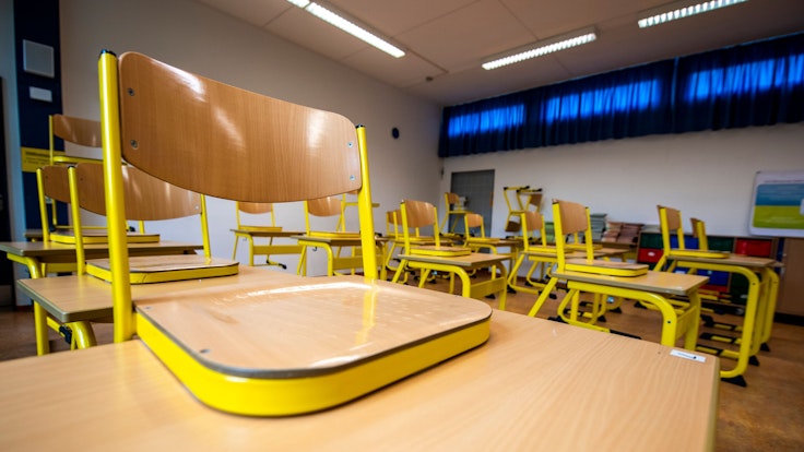 Stühle wurden in einem leeren Klassenraum in der Freiherr-vom-Stein-Schule in Gütersloh auf die Tische gestellt.