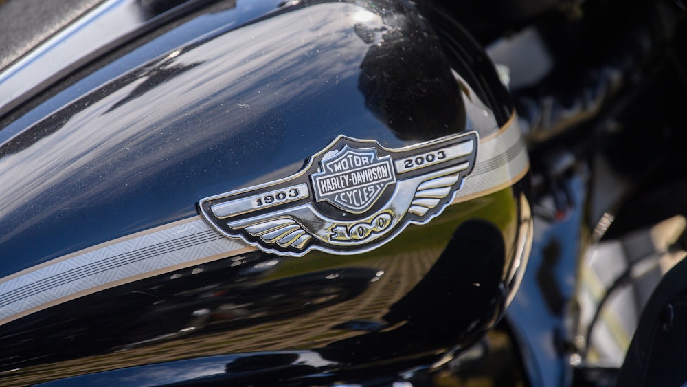Das Logo von Harley-Davidson auf einem Motorrad-Modell.