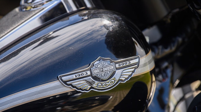 Das Logo von Harley-Davidson auf einem Motorrad-Modell.