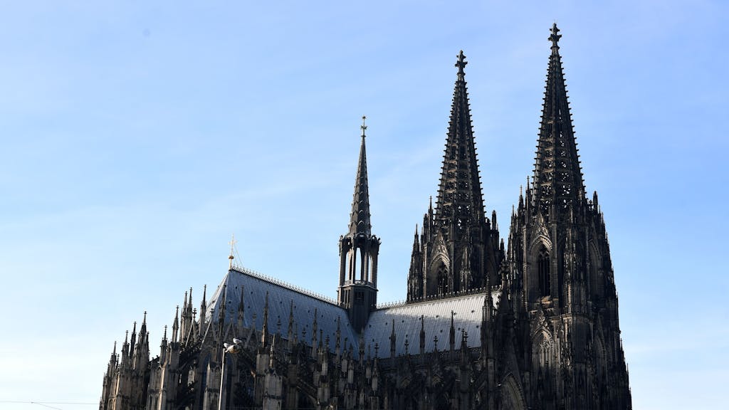 Am Donnerstag (3. März 2022) werden die Kölner Dom-Glocken läuten. Hier ein Foto des Doms vom 22. Dezember 2021.