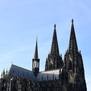 Am Donnerstag (3. März 2022) werden die Kölner Dom-Glocken läuten. Hier ein Foto des Doms vom 22. Dezember 2021.