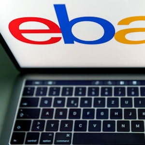 Ein Computer mit dem Ebay-Logo.