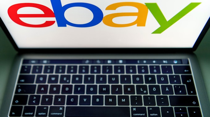 Ein Computer mit dem Ebay-Logo.