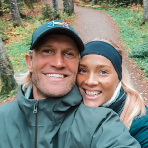 Pekka Lagerblom steht mit seiner Frau Oona Tolppanen im Wald.