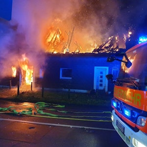 Gebäudebrand mit Menschenrettung im Stadtteil Mülheim-Heißen.