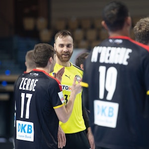 Die deutsche Handball-Nationalmannschaft bejubelt einen Testspiel-Sieg gegen Frankreich.