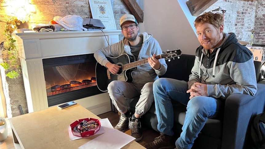 Am Kamin in der Band-WG: Mike Kremer und Nils Schreiber (v.l.) am 11. Januar 2022 bei Miljö.