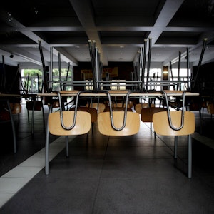 Blick in einen leeren Klassenraum des Erzbischöflichen Irmgardis-Gymnasiums in Köln.