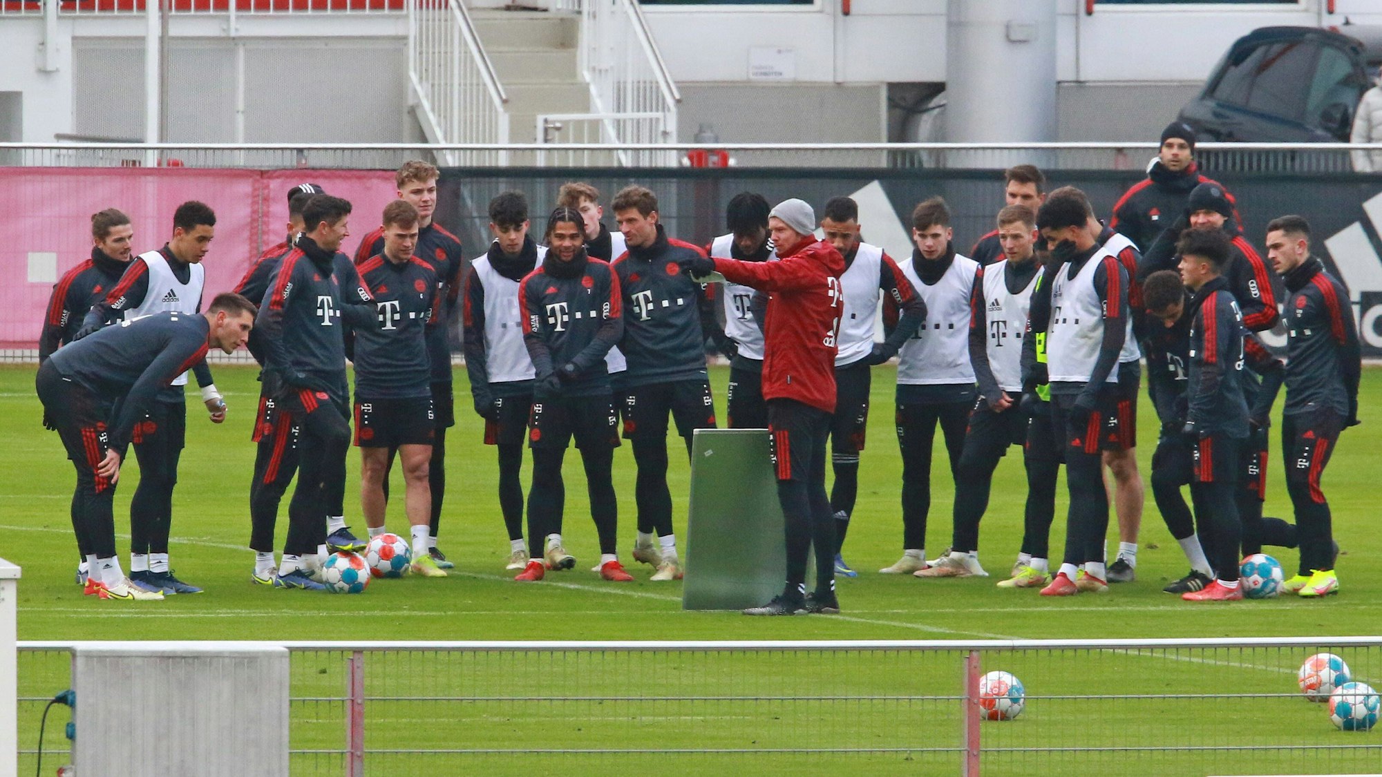 Trainer Julian Nagelsmann spricht mit seinen Spielern beim Training.