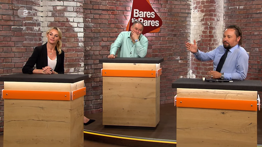 Der Screenshot zeigt die „Bares für Rares“-Händler Wolfgang Pauritsch, Waldi und Susanne Steiger in der Sendung vom 12. Januar 2022.