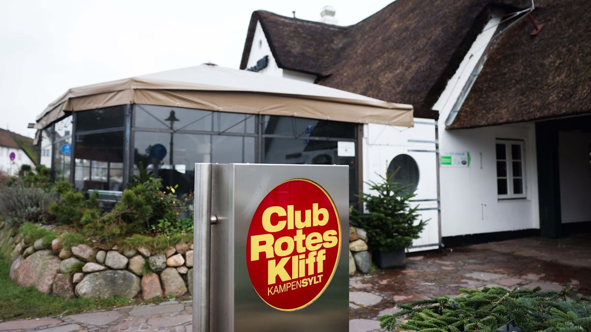 Ein Schild mit der Aufschrift  „Club Rotes Kliff“ steht vor dem Eingang der Diskothek. Mehrere Hotels und Gaststätten auf Sylt haben angesichts der rasant steigenden Corona-Zahlen auf der Insel vorläufig geschlossen.