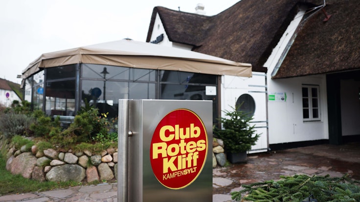 Ein Schild mit der Aufschrift „Club Rotes Kliff“ steht vor dem Eingang der Diskothek. Mehrere Hotels und Gaststätten auf Sylt haben angesichts der rasant steigenden Corona-Zahlen auf der Insel vorläufig geschlossen.