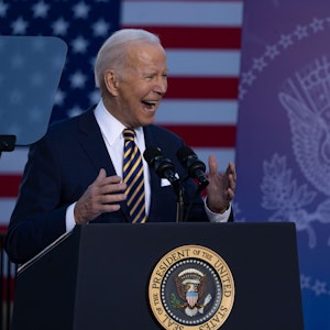 US-Präsident Joe Biden spricht am 11. Januar (Ortszeit) zur Menge in Atlanta im US-Bundesstaat Georgia. Er unterstützt ein umstrittenes Manöver zur Änderung der Abstimmungsregeln im US-Kongress.