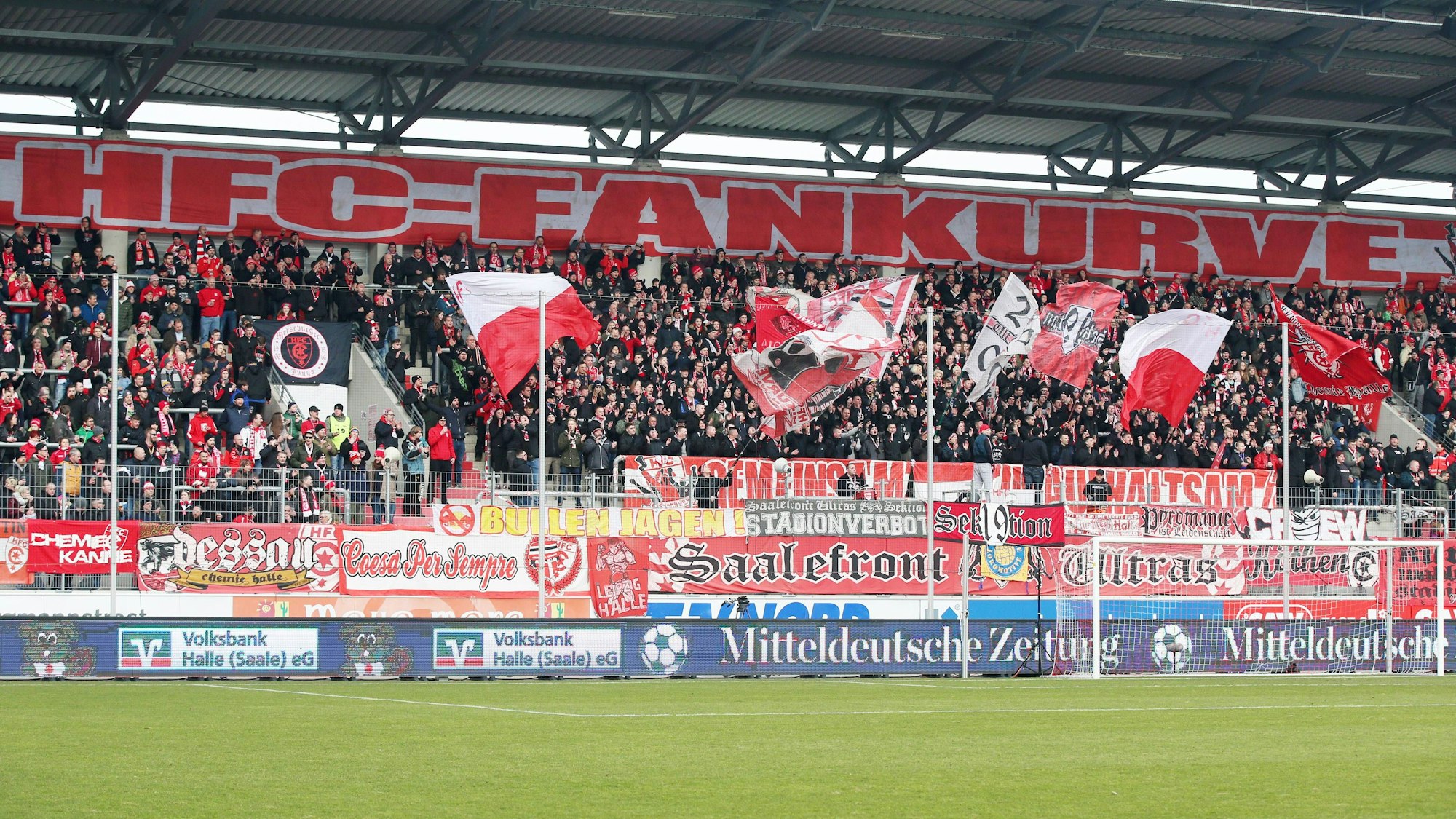 Die Fans des Halleschen FC imLeuna-Chemie-Stadion damals nochErdgas Sportpark beim Spiel gegen den Karlsruher SC.