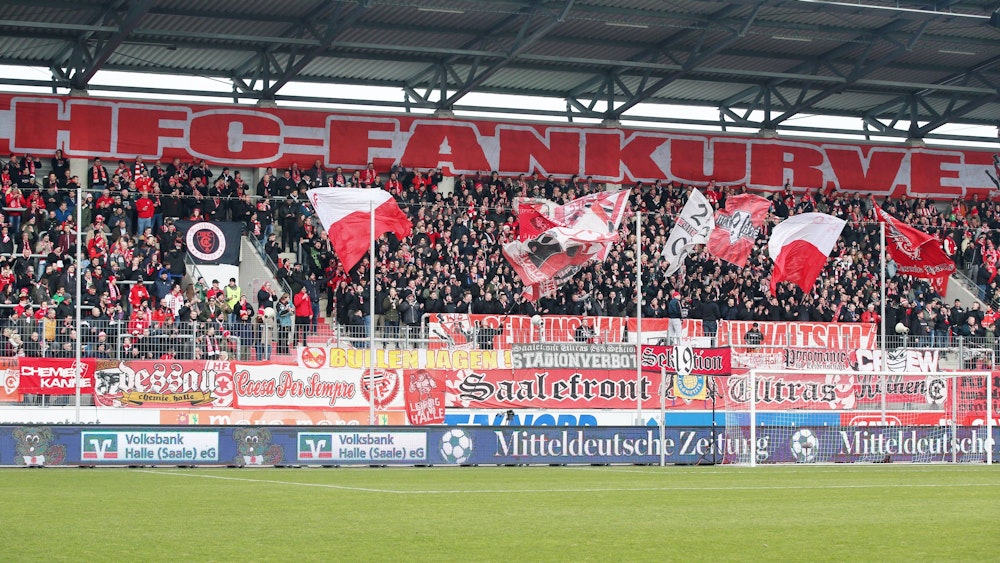 Die Fans des Halleschen FC im Leuna-Chemie-Stadion damals noch Erdgas Sportpark beim Spiel gegen den Karlsruher SC.