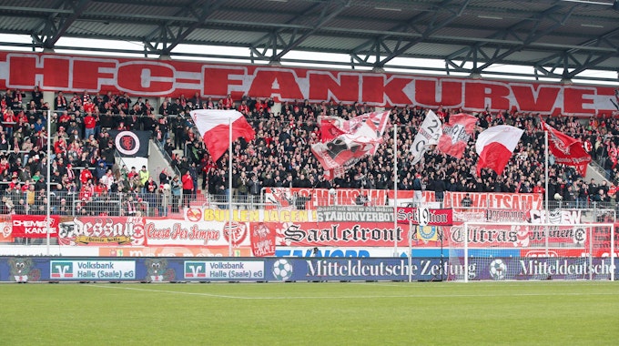 Die Fans des Halleschen FC im Leuna-Chemie-Stadion damals noch Erdgas Sportpark beim Spiel gegen den Karlsruher SC.