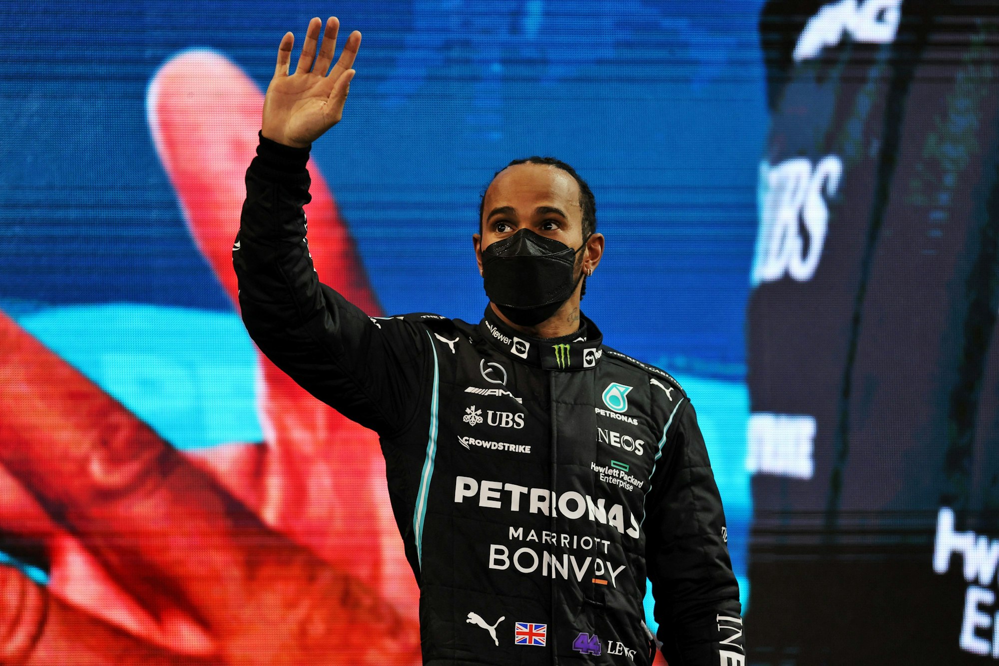 Der britische Formel-1-Pilot Lewis Hamilton auf dem Yas Marina Circuit nach seinem zweiten Platz beim Großen Preis von Abu Dhabi und im WM-Klassement