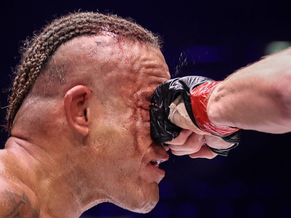 Leonardo Guimaraes wird beim MMA-Kampf im Gesicht getroffen.