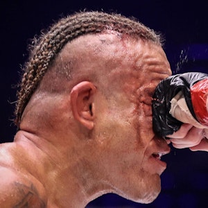 Leonardo Guimaraes wird beim MMA-Kampf im Gesicht getroffen.