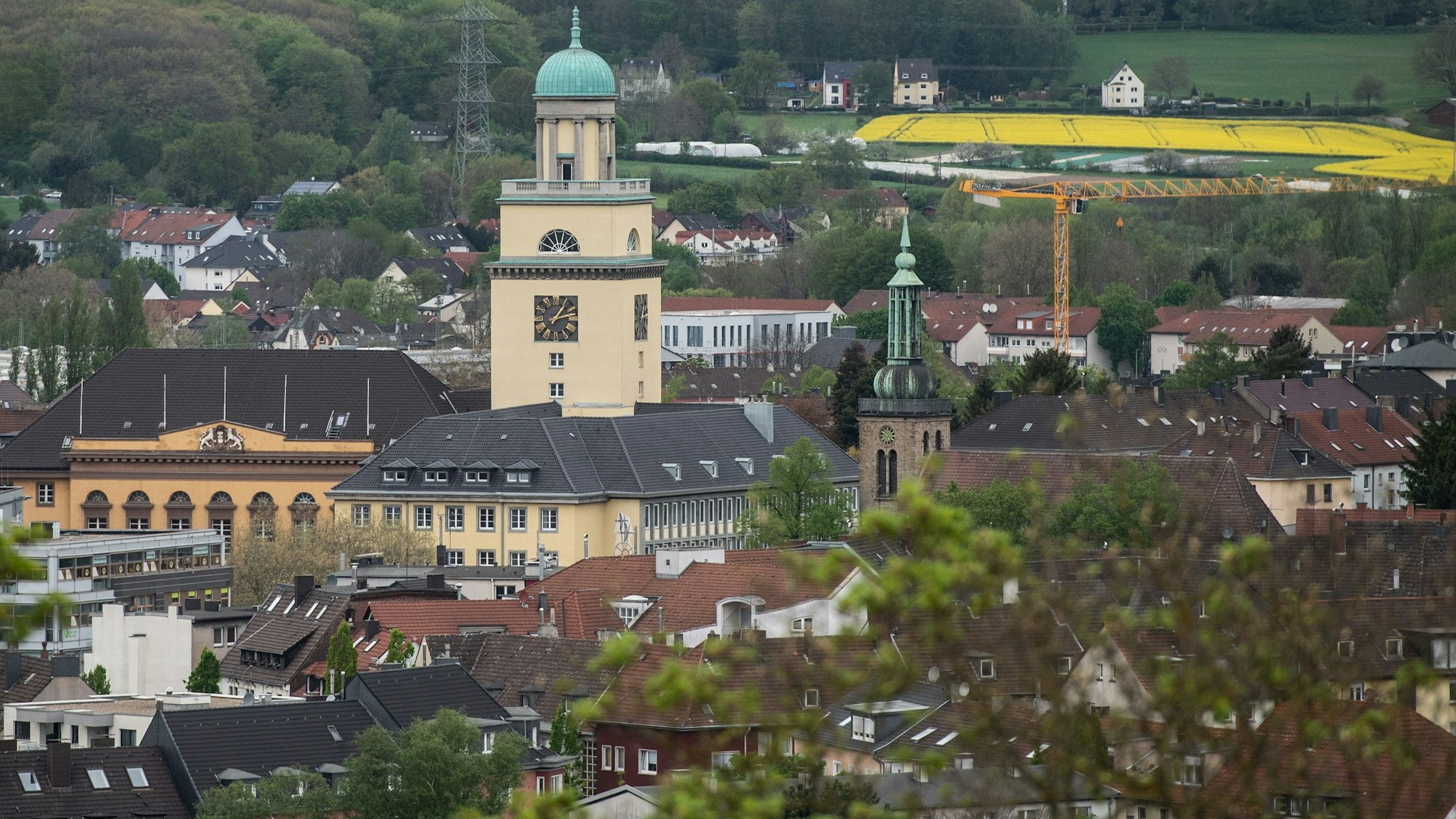 Der Turm des Rathauses in Witten ist über den Dächern zu sehen.