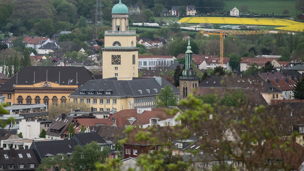 Der Turm des Rathauses in Witten ist über den Dächern zu sehen.&nbsp;&nbsp;