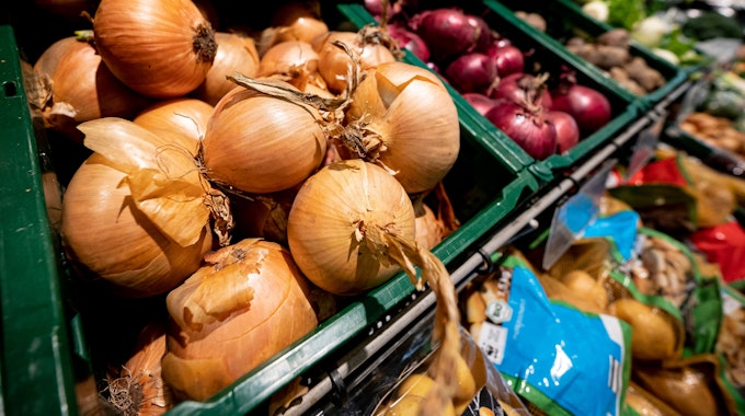 Zwiebeln liegen an der Gemüsetheke in einem Supermarkt. Das Statistische Bundesamt gibt am 29.06.2021 die Inflationsrate für Juni 2021 bekannt. +++ dpa-Bildfunk +++