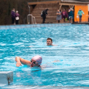 Eisschwimmen im Waldbad in Dünnwald: Schwimmer ziehen ihre Bahnen.