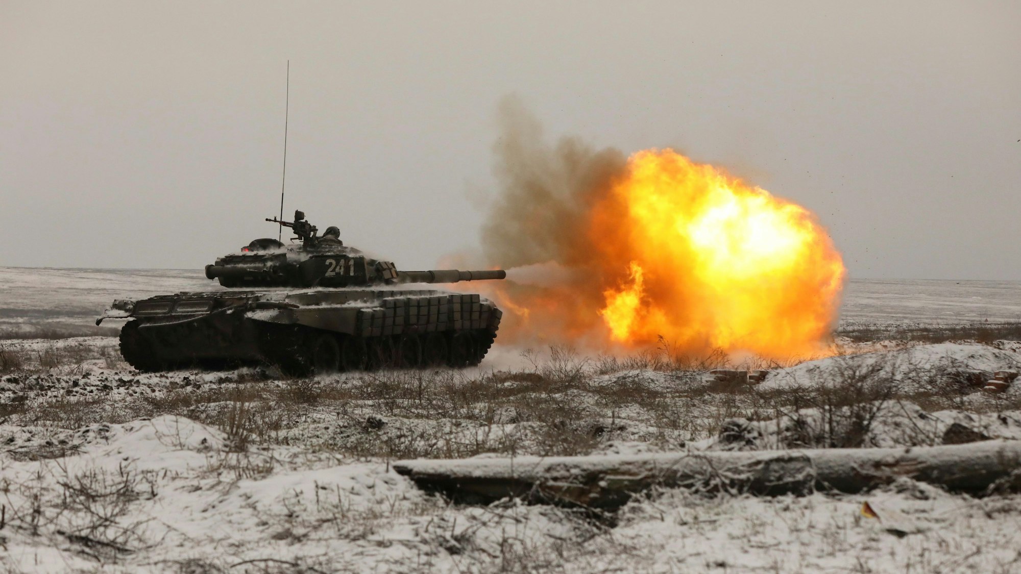 Ein russischer Panzer T-72B3 feuert am Mittwoch, 12. Januar 2022, während einer Übung auf dem Kadamovskiy-Schießplatz in Südrussland. Russland hat rund 100.000 Soldaten an der Grenze zur Ukraine aufmarschieren lassen.
